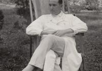 Dr. Horváth Imre fiatal orvosként a zalaegerszegi kórház udvarán, 1930-as évek 