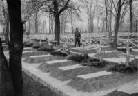 Magyar katonák sírjai az ovrucsi hősi temetőben, 1943 áprilisában. Elöl, jobbszélen az Ovrucsban, 1943. április 2-án kiütéses tífuszban elhunyt Pálinkás Imre őrvezető, a 22/III. zászlóalj tisztese sírja (Dr. Horváth Imre felvétele) 