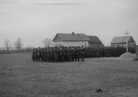 A 10. egészségügyi oszlop katonái istentisztelethez sorakoznak Sztaskiban, 1943. március 28-án (Dr. Horváth Imre felvétele) 