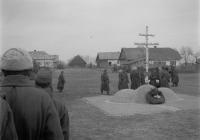 A 10. egészségügyi oszlop istentisztelete a „Don-parti hősök” emlékére Sztaskiban, 1943. március 28-án (Dr. Horváth Imre felvétele) 
