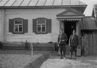 A 10. egészségügyi oszlop két katonája Sztaskiban, 1943 áprilisában (Dr. Horváth Imre felvétele) 