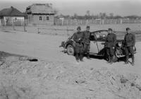 A 10. egészségügyi oszlop tisztjei gépkocsijukkal Sztaskiban, 1943 áprilisában. Balról dr. Csató Péter orvos százados, a 10. egészségügyi oszlop parancsnoka (Dr. Horváth Imre felvétele) 