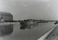 A DTRT Kassa Duna-tengerjáró hajója a gabonatárház előtt, 1939 (Magyar Műszaki és Közlekedési Múzeum TFGY 2017.1.422., Fortepan)